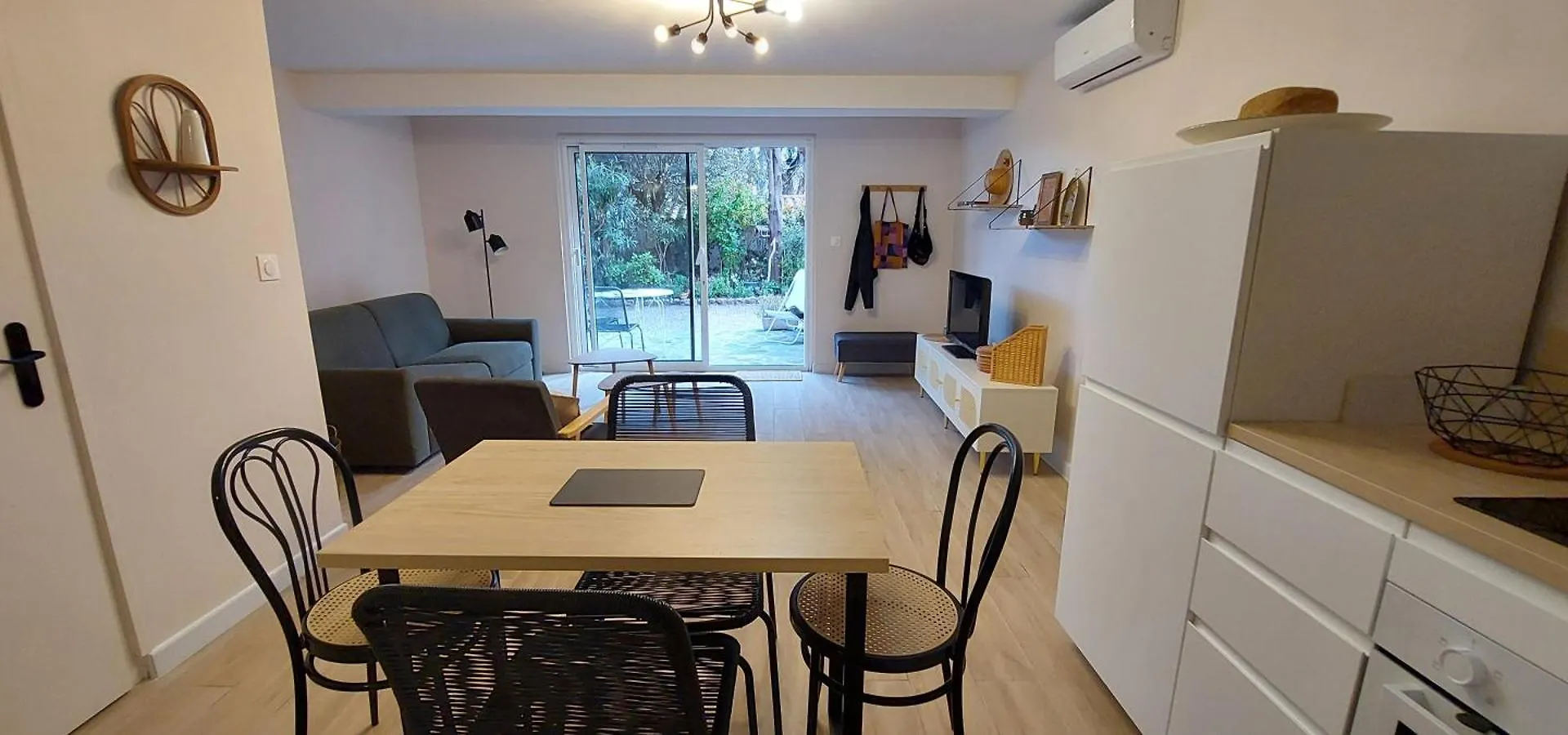 Cozy Apartment For 4 People, Beach 100M Away Fréjus 0*,  Francja